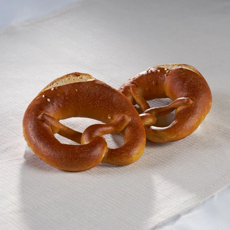 Frisch aufgebackene Laugenbrezel, goldbraun und knusprig, bereit zum Servieren